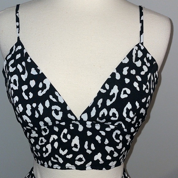 Adorable halter top and cropped pants outfit size medium - Picture 4 of 14